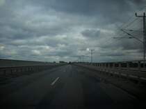 Seit der Er�ffnung der neuen R�genbr�cke ist es auf dem R�gendamm simlich ruhig geworden.Aufnahme �ber die Strelasundbr�cke in Richtung R�gen.