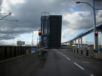 Die Ziegelgrabenbr�cke im ge�ffneten Zustand.