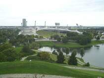 Olympiapark- und Stadion vom Olympiaberg fotographiert. 