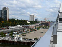 Blick aus 25 m H�he von der ca. 500 Quadratmeter gro�en Dachterrasse des B�rohauses  Dockland  auf Hamburg-Altona; 15.09.2009
