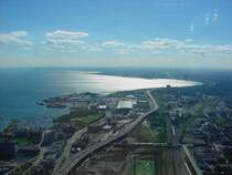 Vom Fernsehrturm hat man unbeschr�nkte Rundsicht. Toronto West mit Eriesee. 16.10.2002
