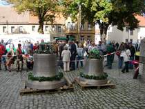 Laucha an der Unstrut - Markt - Vor dem Glockenaufzug - Beide Glocken sind f�r den Aufzug geschm�ckt und werden geb�hrend bestaunt - Foto vom 09.10.2009
