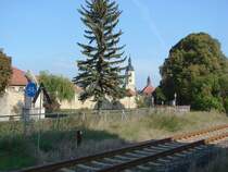 Laucha an der Unstrut - Blick vom Bahn�bergang Golzener Stra�e zur Stadtmauer an der Oberpromenade und zur Kirche - Foto vom 27.09.2009
