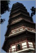 Die neunst�ckige Blumen-Pagode im Liu Rong-Tempel kann bestiegen werden und bietet einen guten Ausblick �ber die Stadt. Scan eines Dias aus dem Januar 1997.