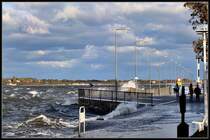 Rasmus gibt sich M�he die Sundpromenade zu w�ssern.(Blickrichtung Mole &Insel R�gen)