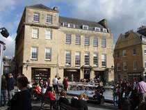 Gleich neben der Kathedrale und den Roman Baths befindet sich die Touristeninfo