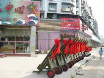 Geschm�ckte Kanonen zu einem Feiertag in Peking, 2007