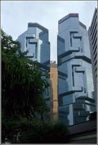 Die Lippo Tower in Central ragen auch wegen ihrer ausgefallenen Architektur aus dem h�ufig anzutreffenden Hochhauseinerlei heraus. Scan eines Dias aus dem Januar 1997.