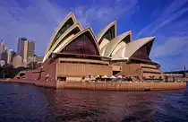 Das Sydney opera house wurde vom d�nischen Architekten Jorn Utzon entworfen und wurde im Jahre 1973 von K�nigin Elisabeth II er�ffnet. Die Aufnahme entstand im Mai 1994.