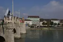 Blick von der Grossbasler Seite des Rheines auf das Caf� Spitz und das Hotel Merian.