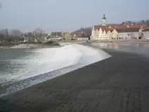 Landsberg am Lech/Bayern,
gro�e 4-stufige Wehranlage am Lech,das  Karolinenwehr ,
mit imposanter Ger�uschkulisse,
nach historischer Kaskadenform neu aufgebaut von 1993-96,
2006