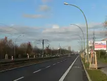 Neuer Fahrradstreifen in der Rhinstra�e zwischen S-Bahnhof Friedrichsfelde Ost und Allee der Kosmonauten. Auch Fahrradstreifen sind nicht unumstritten, es gibt einige Pro- und Kontrapunkte. Pro: Autos m�ssen zum �berholen nicht extra ausweichen, sie fahren automatisch weiter links; Radfahrer werden - im Gegensatz zu B�rgersteigradwegen - vor dem Stra�enverkehr nicht versteckt; Fu�g�nger sind weniger geneigt, die Radwege zu �bersehen oder beim �berschreiten nicht auf den Verkehr zu achten. Kontra: Fahrradstreifen  legalisieren  falsche Sicherheitsabst�nde, einerseits zu geparkten Autos, andererseits von �berholenden Autos; Fahrradstreifen werden weniger ambitioniert gereinigt; Fahrradstreifen versch�rfen das Revierverhalten (meine Fahrbahn, Dein Radweg) und laden zum Falschparken ein; sie beseitigen die Hauptgefahr der Radwege (unachtsame Rechtsabbieger) nicht. Nicht selten sind Radstreifen nur einen Meter breit - kreuzgef�hrlich, sowas zu benutzen. In diesem Falle freue ich mich �ber den Radstreifen, der aber leider eine Insell�sung ist, da er nur ca. 1,5 km der Stra�e abdeckt. Richtung Tierpark gibt es �berhaupt keine, Richtung Hohensch�nhausen nur eine veraltete, eher gef�hrliche Radverkehrsanlage. Das ist typisch: Wo die Fahrbahn breit genug ist und eher weniger Probleme zu erwarten sind, passt ein Radstreifen hin. Ist die Fahrbahn zu eng und sind eher mehr Probleme zu erwarten, kann der Radfahrer sich mit Dr�nglern, Hupern und Nah�berholern herum�rgern. 15.11.2009