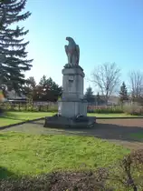 Laucha an der Unstrut - Das Adler-Denkmal am Obertor - zum Volkstrauertag werden dort Kranzgebinde niedergelegt - 15.11.2009