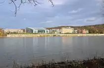 Geb�ude des  Bonner Bogens  (Gastronomie, B�ros, Gesch�fte) vom Godesberger Ufer fotografiert. In der Mitte der  Glaskasten  ist das 5-Sterne-Hotel Kameha Grand. 13.11.2009