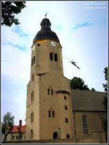 Hier sieht man den Uebigauer Kirchturm vor seiner Sanierung (siehe Bild vom 14.01.07). Die Beflaggung erfolgte anl��lich der Feierlichkeiten zum 800j�hrigen Jubil�um der Verleihung des Stadtrechts im Jahr 2003.