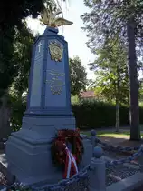 �sterreichisches Marine-Ehrenmal auf dem Friedhof bei Ritzeb�ttel, mit einem Kranz des Marinechors aus Ried im Innkreis;090901 