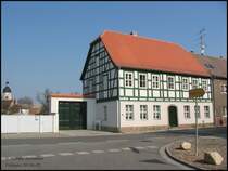Dieses sch�ne Fachwerkhaus in der Torgauer Str. von Uebigau wurde 2003 fertiggestellt. Der Denkmalschutz stimmte zu, dass das Torhaus, welches einsturzgef�rdet war, nur stilistisch ohne Funktion neu errichtet wurde. In den Hausgiebel wurde zur besseren Ansicht zwei Fenster aufgemalt.