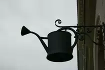 Ob hier immer noch Giesskannen verkauft werden, konnte ich nicht feststellen. Vielleicht steckt ja auch eine ganz andere Geschichte dahinter, nur leider konnte ich die nicht in Erfahrung bringen. 
Ich fand diese Art auf sich oder etwas aufmerksam zu machen jedenfalls originell.
(November 2009)