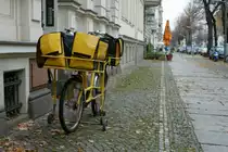 Alltag in Leipzigs Strassen: Viel Post ist zu verteilen, mit dem Fahrrad kein Problem.
(November 2009)