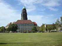 Dresden,
das Rathaus mit dem 100m hohen Rathausturm, die Aussichtsplattform ist in 68m H�he und bequem mit dem Fahrstuhl zu erreichen, bietet den besten Blick �ber die Stadt,
Okt.2009