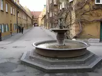 Augsburg,die Fuggerei,
in 67 H�usern wohnen 150 bed�rftige Augsburger B�rger,
f�r eine Jahreskaltmiete von 0,88� !!!
diese soziale Errungenschaft stammt aus dem Jahr 1521!
April 2006