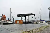 auch mit Kopf einziehen wie sonst manchmal ist heut unter der Klappbr�cke kein Durchkommen, Stralsunder Hafen am 15.10.09