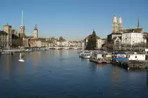 Blick �ber die Limmat auf die Kirchen der Stadt:(von links nach rechts) Frauenm�nster, St.Peter und auf der rechten Uferseite sieht man das Grossm�nster.
(Dezember 2009)