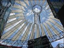 Das Sony Center am Potsdamer Platz in Berlin, aufgenommen im Juli 2005. Im Bild eine Detailaufnahme der Dachkonstruktion �ber dem Forum, das von diversen Veranstaltungen auch zur Fu�ball-WM 2006 her bekannt ist.