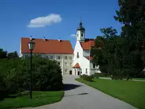 Gutenzell in Oberschwaben,
Pfarrkirche, ehem.Klosterkirche mit G�stehaus,
Aug.2008