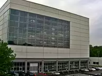 was hier auf den ersten Blick wie ein Parkhaus aussieht, entpuppt sich schnell als Schwebelager f�r Mercedeskarrossen
gesehen in Bremen-Seebaldsbr�ck von der Autobr�cke aus am 21.06.07