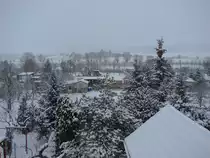 Laucha an der Unstrut - Blick �ber die tiefverschneiten G�rten an der Unstrut - mit Wasser auf den Wiesen unterhalb der Weiden - Foto vom 02.01.2010