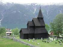 Die Stabkirche von Urnes ist die �lteste Stabkirche. Die Stabkirche oberhalb des t�rkis/blauen Lustrafjorden wurde im 11. Jh. errichtet. Sie steht auf der World Heritage List der UNESCO  f�r bewahrungsw�rdigen Kunstdenkm�lern.