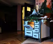 Weihnachten ist vorbei, das Neue Jahr ist auch schon da, aber vielleicht eine Idee f�r dieses Jahr sch�ne Weihnachtsdeko in einem alten Herd in einer Gastst�tte, 27.11.09 ich hatte leider kein Stativ dabei, sonst h�tte man den Innenraum der Bratr�hre besser sehen k�nnen