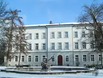 Neptun  fr�stelt  vor der Volksschule Ried i.I.;100104