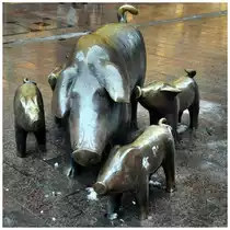 Bremen - das Schweine - Denkmal in der S�gestra�e im Dezember 2009.