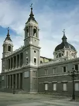 Madrid, Catedral La Nuestra Se�ora de la Almudena. �usseres klassizistisch, damit zum K�nigspalast gegen�ber passend. Bau ab 1879, Einweihung Juni 1993. Die Kuppel ist inzwischen beendet. Aufnahme von Juni 1993 / HQ-Scan ab Dia.