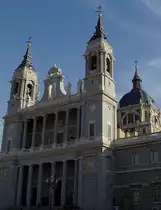 Madrid, Catedral La Nuestra Se�ora de la Almudena. �usseres klassizistisch, damit zum K�nigspalast gegen�ber passend. Bau 1879-1993. Seither wurden noch ein Giebel aufgesetzt, Figuren und Reliefs erg�nzt sowie Glocken aufgezogen. Aufnahme vom 11. M�rz 2005, 10:19.