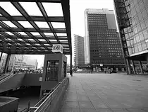 Berlin, Potsdamer Platz. Eingang des S-Bahnhofs und umliegende Geb�ude. Aufgenommen Dezember 2009.