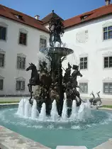 Schlo� Zeil im Allg�u,
der Brunnen im Ehrenhof stellt die Geschichte des Besitzergeschlechts
(von Waldburg) dar,
Mai 2008