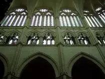 Amiens, Kathedrale Notre Dame, Ausschnitt Nordwand des Hochchores. Da in j�ngerer Bauweise Walmd�cher (aussen) �ber Seitenschiff konstruiert, kann das Triforium v�llig hinterfenstert werden. Diese Bauweise wird in Beauvais und K�ln �bernommen, bzw. weiterentwickelt. �ber Triforium der Obergaden = 3. Stockwerk der Hochgotik. Aufnahme vom 24. Dez. 2003, 12:04

