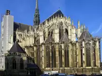 Amiens, Kathedrale Notre Dame. S�dquerhaus und Chor mit Strebewerk, Fialen sowie Kapellenkranz. Aufnahme von S�dosten, 15. Jan. 2006, 11:26