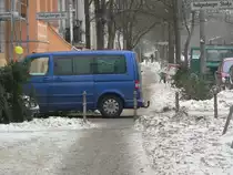 Falschparker - bequeme Mobilit�t f�r den einen, Vollsperrung f�r den anderen. Berlin, Januar 2010