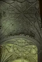 Sevilla, Catedral Santa Mar�a de la Sede. Sp�tgotische Netzgew�lbe in der Vierung (oben im Bild), 42 m hoch, Nachbarjoch etwas niedriger (unten). Aufnahme von Juni 1993, HQ-Scan ab Dia.