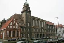 Heiliggeistkapelle:

Um 1270 erbaut, das Hospital,das dazugeh�rte wurde 1825 abgebrochen. Die Kapelle blieb erhalten. Fr�hgotischer Ziegelbau, einschiffiger rechtwinkliger Raum.Das Sterngew�lbe enstand im 15.Jhdt, um 1900 wurde die Kapelle  in eine Handelshochschule miteinbezogen, nun werden die Geb�ude von der HU benutzt.
