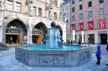 Der einzigste Brunnen der Stadt, der nicht �ber den Winter abgeschaltet wird ist der Fischbrunnen am Marienplatz in M�nchen (01/2010)