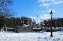 Baiern-Statue und Friedensengel im J�nner 2010 / M�nchen-Bogenhausen