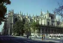 Sevilla, Catedral Santa Mar�a de la Sede. Die gewaltigen Masse (115 x 76 m, innen) sind fast nicht wahrnehmbar. Aussenaufnahme von S�dwesten, Juni 1993, HQ-Scan ab Dia.
