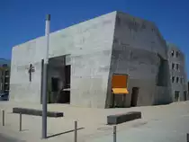 Freiburg-Rieselfeld,
das ist kein Luftschutzbunker aus dem Weltkrieg,
das ist ein Kirchenneubau!!!, eingeweiht 2004,
in meinen Augen eine Gottesl�sterung !
Juli 2008