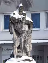  Wachsames-Auge  auf den schneebedeckten Hl.Christophorus mit dem Jesukind, welcher sich auf der Br�cke �ber die Oberach in Ried i.I. befindet;100213