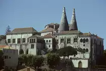 Sintra/Portugal, K�niglicher Palast, 15 Jh. Gotik: deutlich sichtbar beim Geb�udetrakt links. Portugiesische Sondergotik/Manuelinik: typisch bei Geb�udeteil rechts. Zwei markante Schornsteine. Aufnahme von Sep. 1991, HQ-Scan ab Dia.